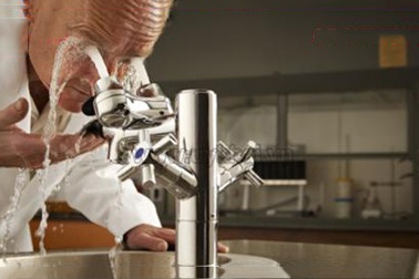 Cẩn thận mất vui vì tai nạn tổn thương mắt trong ngày Tết