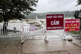 Hai nhịp cầu Thạch Nham "biến mất" sau lũ