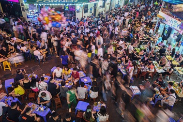 Khách Tây đến Hà Nội than "phải đi ngủ sớm" vì… không biết chơi đâu