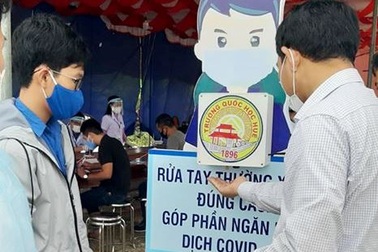 Học sinh Quốc học Huế làm máy sát khuẩn tự động tặng chốt kiểm tra y tế