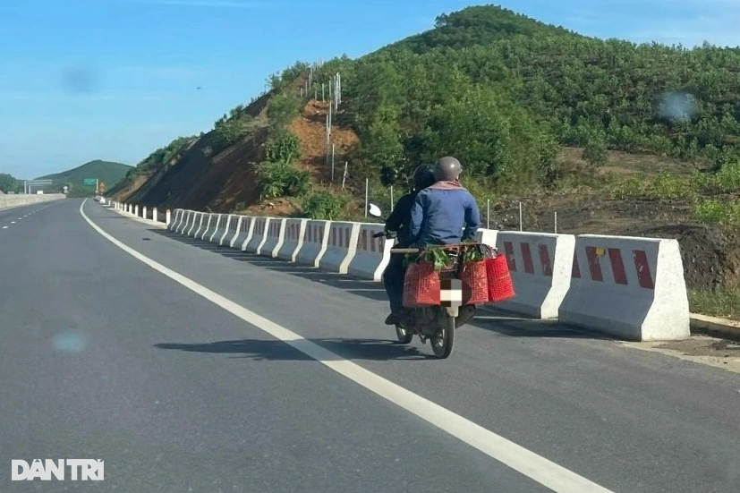 Nhiều người đi xe máy vào cao tốc Cam Lộ - La Sơn - 1