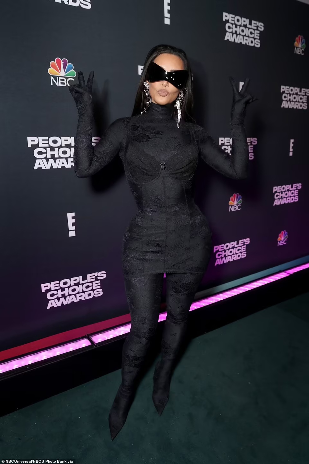 Kim Kardashian kín mít, Cardi B tái xuất bốc lửa tại Peoples Choice Awards - 1 Kim Kardashian kín mít, Cardi B tái xuất bốc lửa tại Peoples Choice Awards - 1