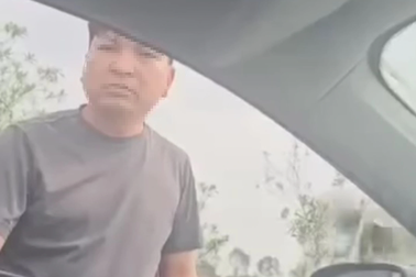 Xác minh clip thầy dạy lái xe xịt hơi cay vào tài xế ô tô trên đường