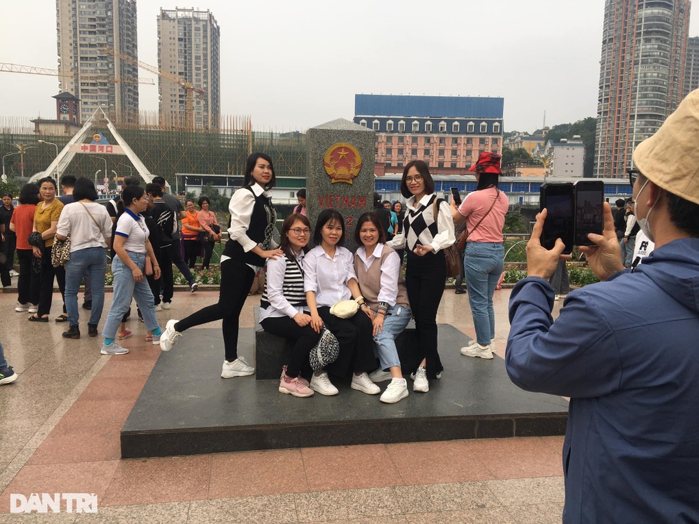 Nhộn nhịp khách du lịch ở cửa khẩu Việt Nam - Trung Quốc - 3 Nhộn nhịp khách du lịch ở cửa khẩu Việt Nam - Trung Quốc - 3