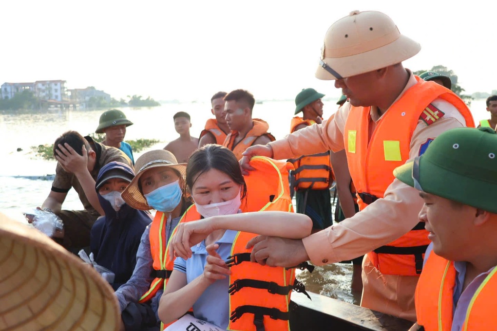 Lũ trên các sông dâng cao, CSGT Hà Nội hỗ trợ di tản người dân - 1 Lũ trên các sông dâng cao, CSGT Hà Nội hỗ trợ di tản người dân - 1