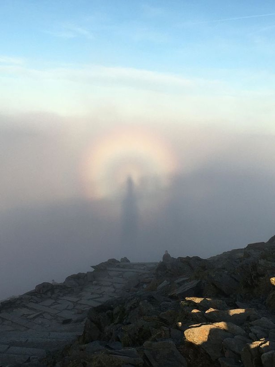 Bóng ma hình người xuất hiện trên đỉnh núi - 3 Bóng ma hình người xuất hiện trên đỉnh núi - 3