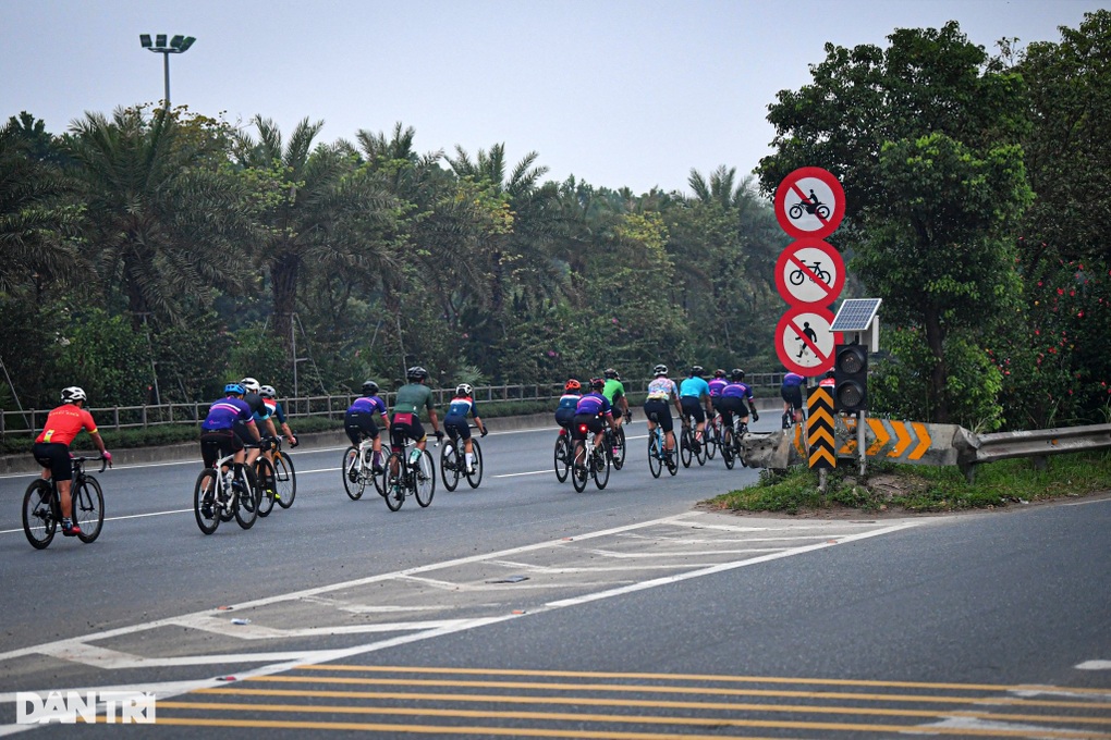 Nháo nhào vác xe đạp bỏ chạy khi bị phát hiện đi vào làn đường 80km/h - 3 Nháo nhào vác xe đạp bỏ chạy khi bị phát hiện đi vào làn đường 80km/h - 3