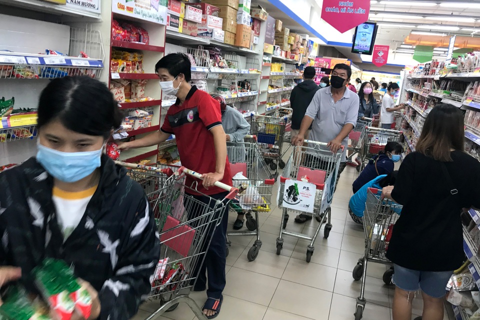 TPHCM: Sau lệnh giãn cách xã hội, siêu thị đông nghẹt, cạn hàng - 2 TPHCM: Sau lệnh giãn cách xã hội, siêu thị đông nghẹt, cạn hàng - 2