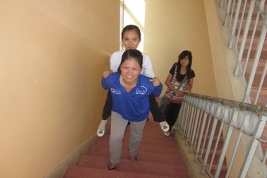 Cô gái tí hon, tật nguyền đi thi ngành Kế toán