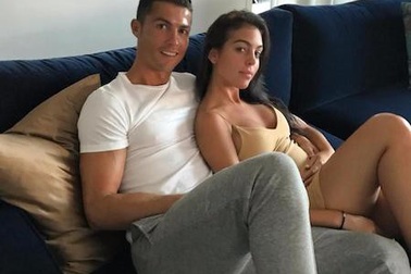 Sốc khi C.Ronaldo ngang nhiên “cắm sừng” bạn gái ngay tại nhà riêng