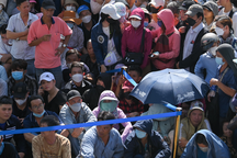 Người dân ở TPHCM xếp hàng chờ mua bán vàng giữa trời nắng