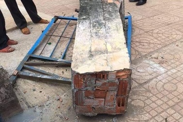 Vụ cổng trường sập đè chết học sinh: Chủ tịch tỉnh chỉ đạo làm rõ