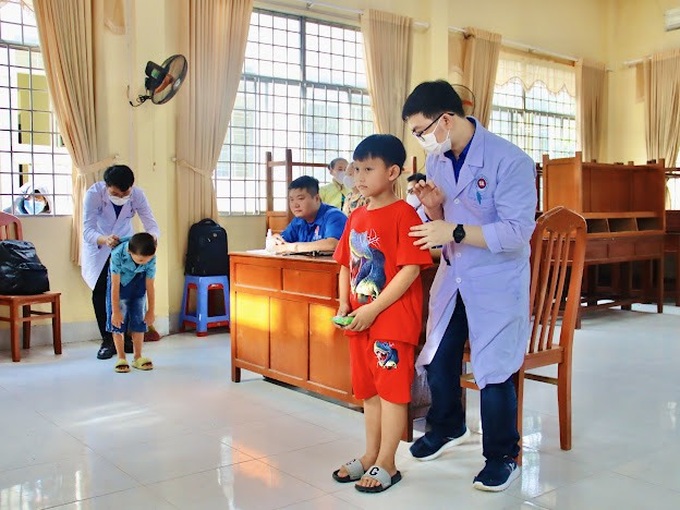 Chương trình đã bố trí một khu vực khám tầm soát cong vẹo cột sống cho các em học sinh.