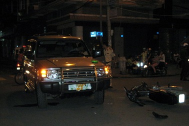 Vụ tai nạn xe biển xanh: Người đạp ngã phóng viên là Công an!