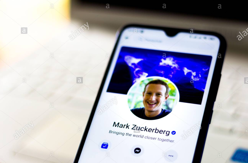 Bất ngờ trước chiếc điện thoại ruột của CEO Mark Zuckerberg - 2 Bất ngờ trước chiếc điện thoại ruột của CEO Mark Zuckerberg - 2