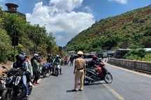 Huế lập chốt kiểm soát trên đỉnh đèo Hải Vân chặn xe từ Đà Nẵng ra