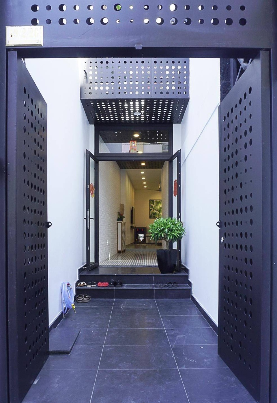 Nhà 39 m2 trong hẻm ở Sài Gòn như rộng ra gấp đôi nhờ độc chiêu thiết kế - 1 Nhà 39 m2 trong hẻm ở Sài Gòn như rộng ra gấp đôi nhờ độc chiêu thiết kế - 1
