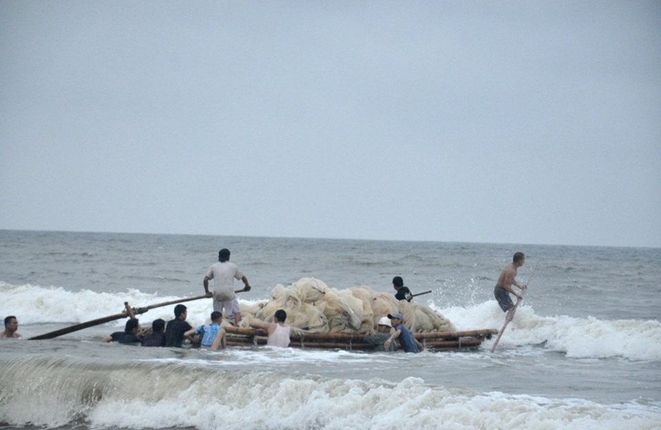 Hàng trăm người kéo rùng dọc biển tìm kiếm 3 học sinh mất tích - 5