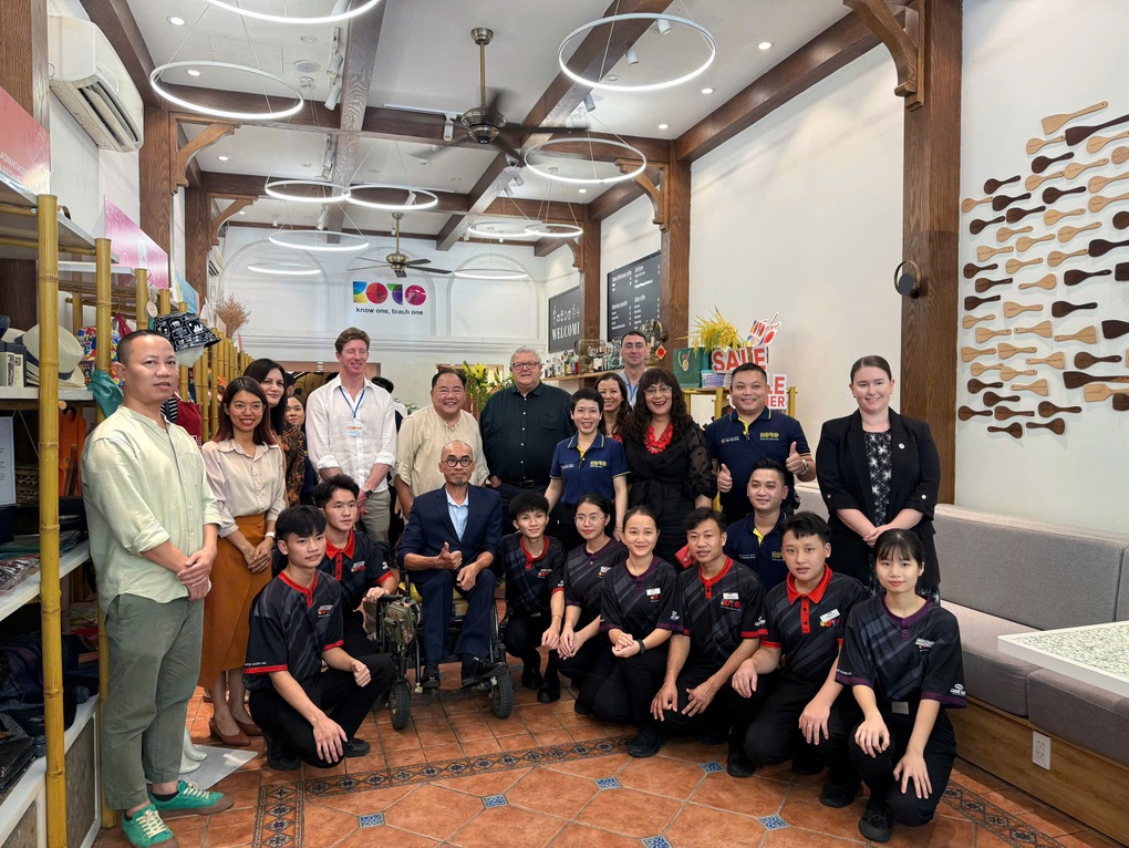 Chủ tịch Quốc hội New Zealand trổ tài làm bò cuốn lá lốt của Việt Nam - 2 Chủ tịch Quốc hội New Zealand trổ tài làm bò cuốn lá lốt của Việt Nam - 2