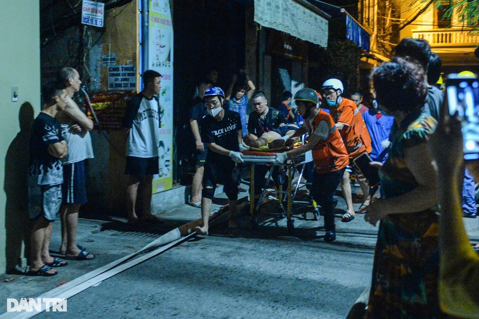 Hơn 24 giờ báo động đỏ cứu nạn nhân vụ cháy chung cư mini - 2 Hơn 24 giờ báo động đỏ cứu nạn nhân vụ cháy chung cư mini - 2