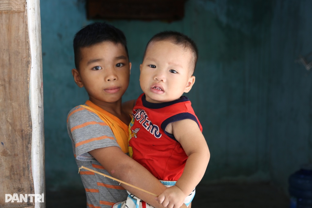 Cảnh cơ cực của 3 đứa trẻ không bố, mẹ câm điếc - 5 Cảnh cơ cực của 3 đứa trẻ không bố, mẹ câm điếc - 5