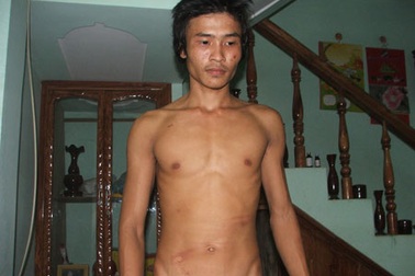 Đình chỉ công tác trưởng công an xã đánh dân