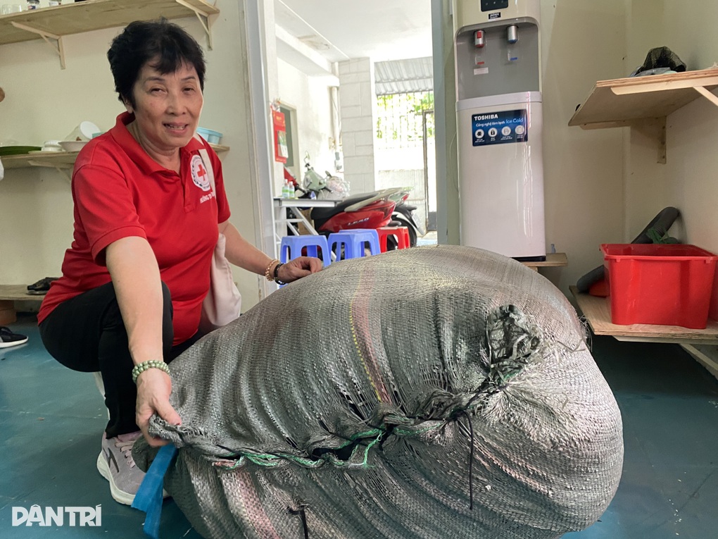 Cửa hàng 0 đồng ở giữa khu nhà giàu, người nước ngoài đổ xô đến nhận hỗ trợ - 4 Cửa hàng 0 đồng ở giữa khu nhà giàu, người nước ngoài đổ xô đến nhận hỗ trợ - 4