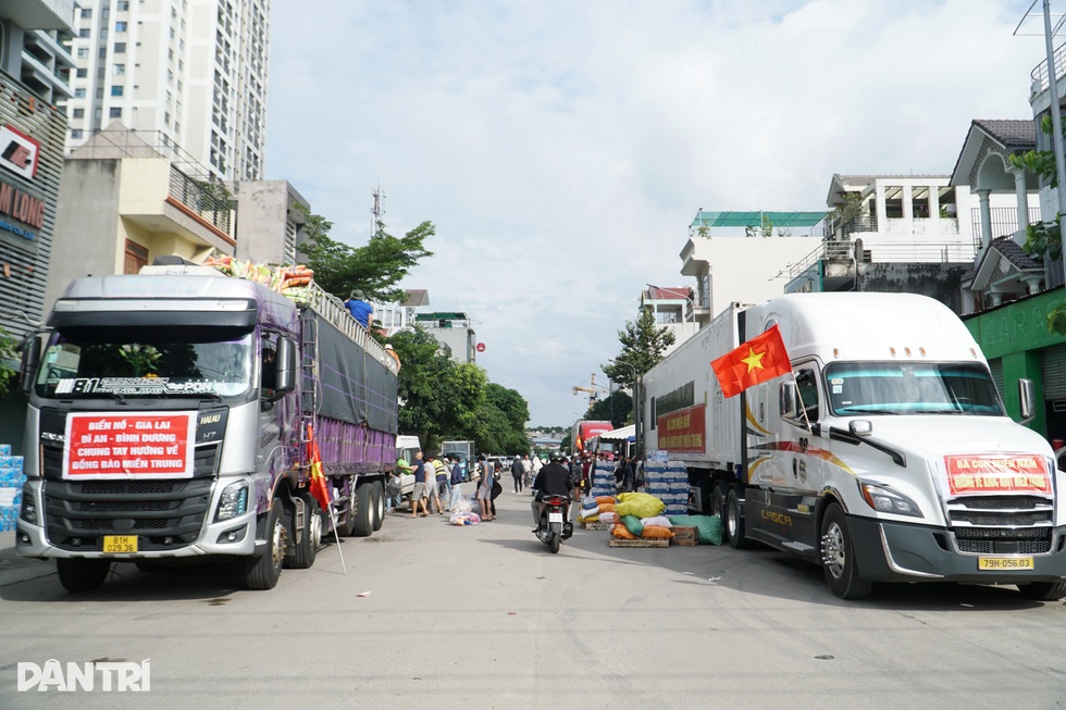 Nữ tài xế 25 tuổi chở hơn 30 tấn hàng từ TPHCM đi cứu trợ miền Trung - 4