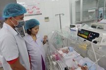 Người mẹ ung thư chịu bệnh hành hạ nhường sự sống cho con