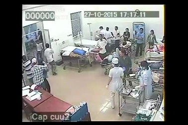 Clip ghi lại hình ảnh côn đồ truy sát trong phòng cấp cứu