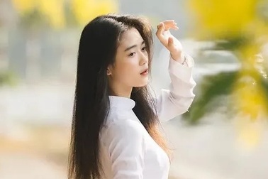 “Hot girl che nắng” đẹp tinh khôi trong tà áo dài trắng