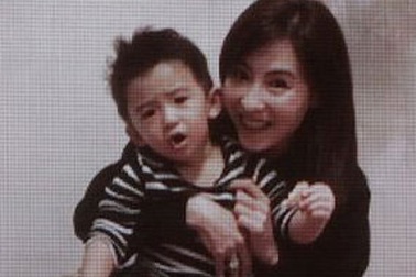 Con trai Trương Bá Chi càng lớn càng đáng yêu!