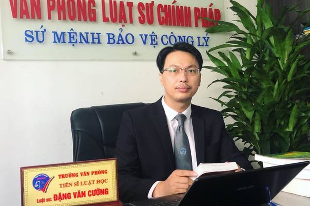Vụ cô gái quỳ trong shop quần áo: Chủ shop phải đối mặt với những tội danh nào? - 2 Vụ cô gái quỳ trong shop quần áo: Chủ shop phải đối mặt với những tội danh nào? - 2