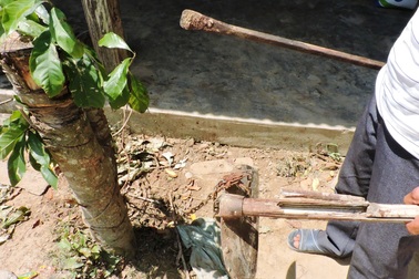 Phó trưởng công an xã bị tố tự ý vào nhà dân đánh chó béc giê