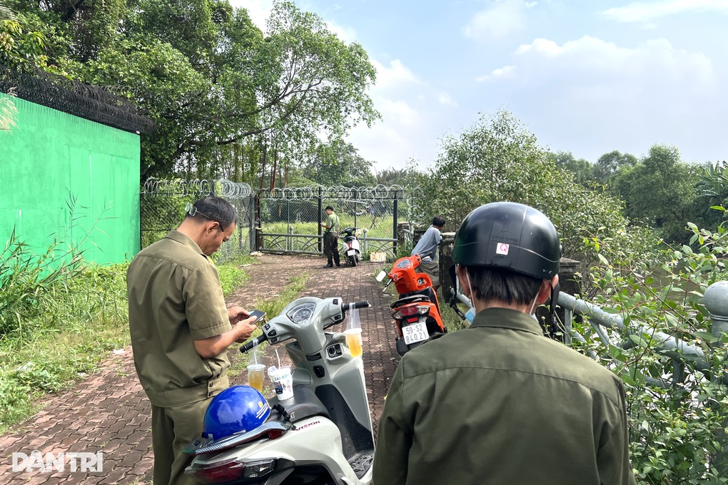 Thi thể tài xế taxi nhảy cầu Sài Gòn trôi xa 5km - 1