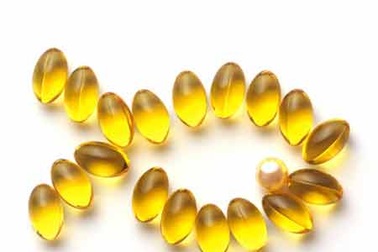 Da khô do tự ý uống quá nhiều dầu gan cá