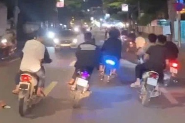 Tạm giữ 8 thanh niên chạy xe đánh võng để quay clip đăng mạng xã hội