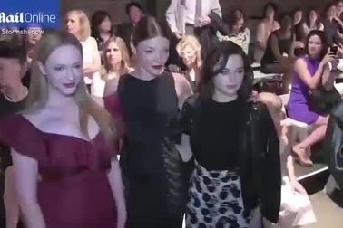 Christina Hendricks gợi cảm đi xem thời trang