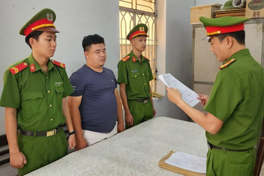 Lừa nhận làm giấy tờ xe máy để chiếm đoạt tiền