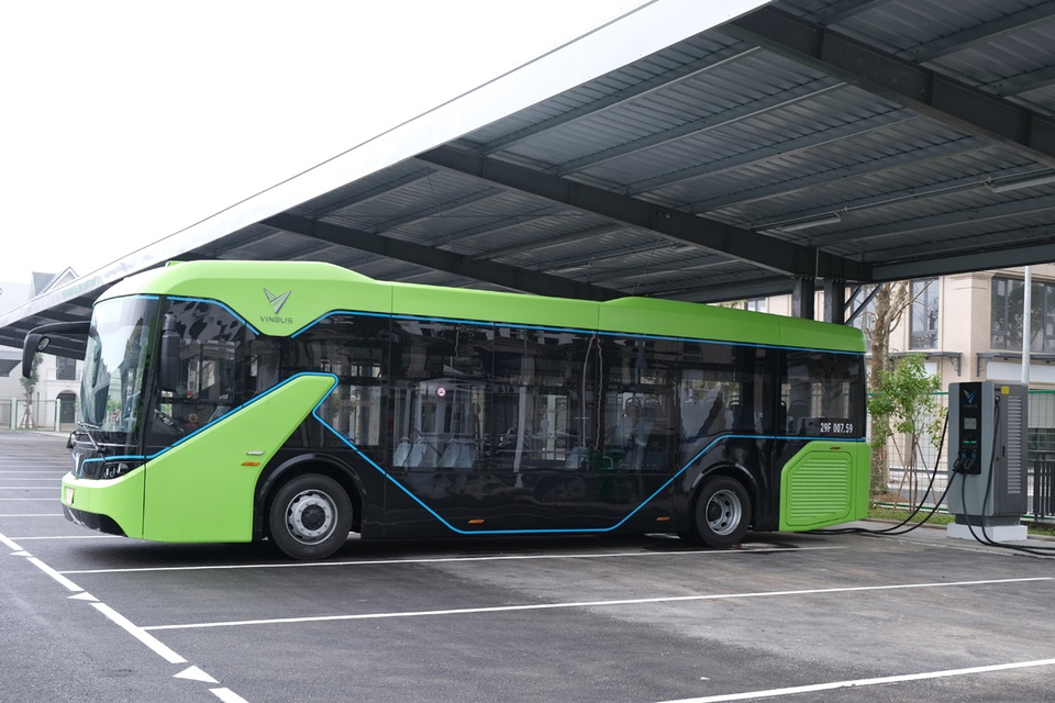 Cận cảnh xe buýt điện thông minh đầu tiên lăn bánh chính thức tại Việt Nam - 2