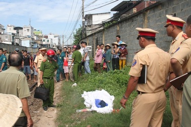 Đi bộ trên đường ray, người phụ nữ bị tàu tông tử vong