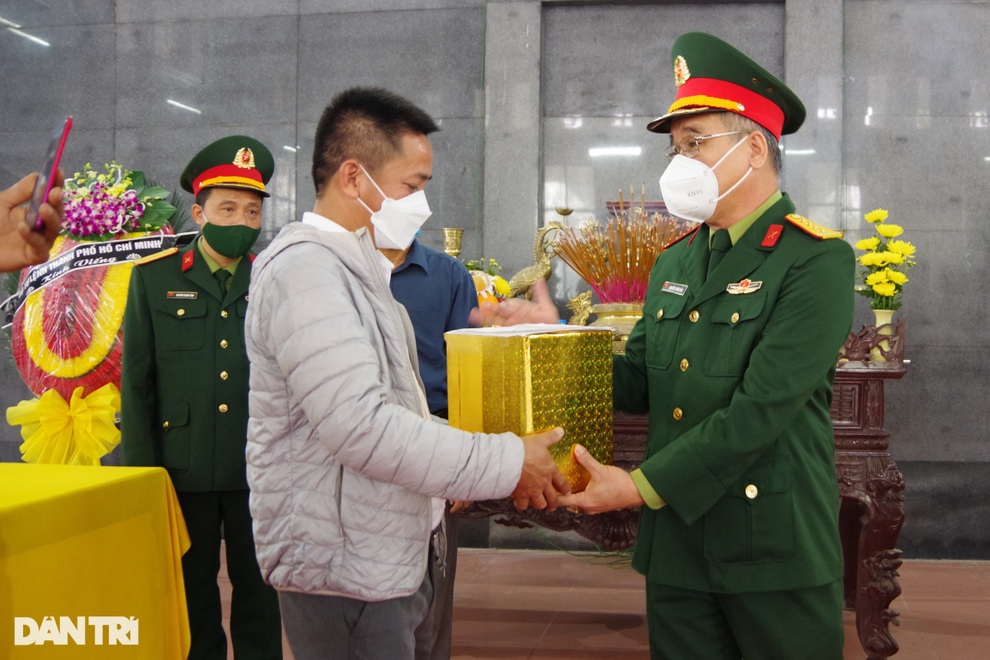 Tro cốt nạn nhân tử vong do Covid-19 được đưa về quê nhà Thanh Hóa - 3 Tro cốt nạn nhân tử vong do Covid-19 được đưa về quê nhà Thanh Hóa - 3