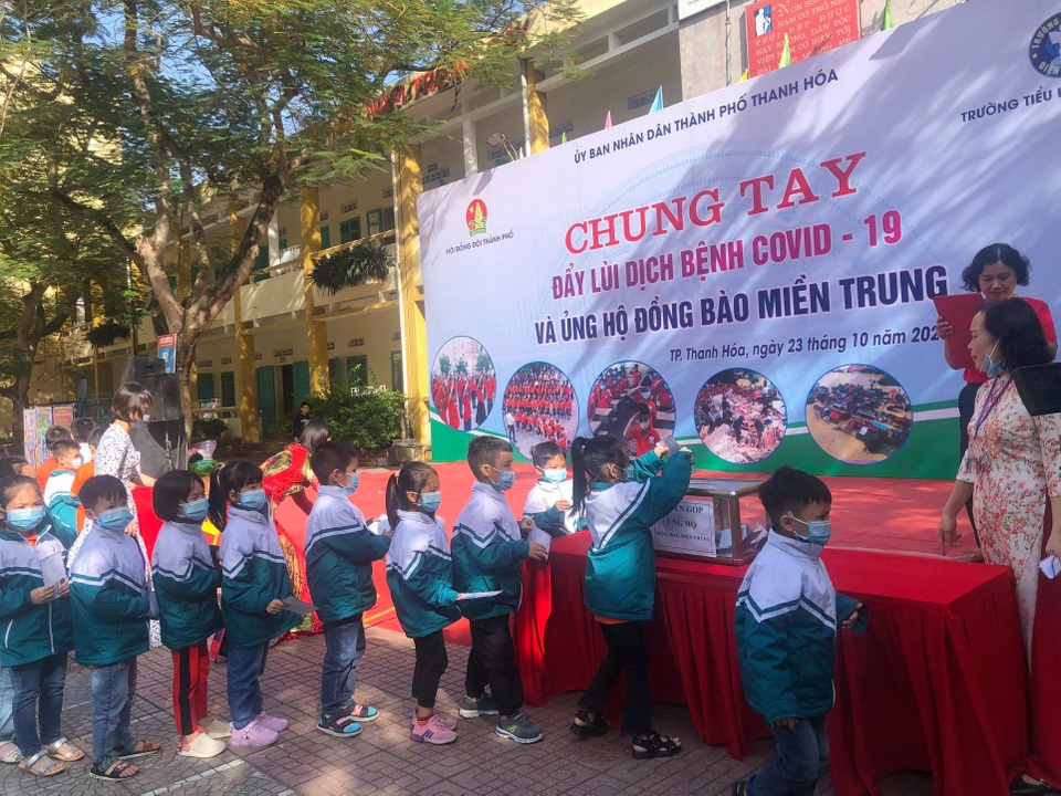 Cô trò xứ Thanh quyên góp, gửi yêu thương tới các bạn học sinh vùng lũ - 3 Cô trò xứ Thanh quyên góp, gửi yêu thương tới các bạn học sinh vùng lũ - 3