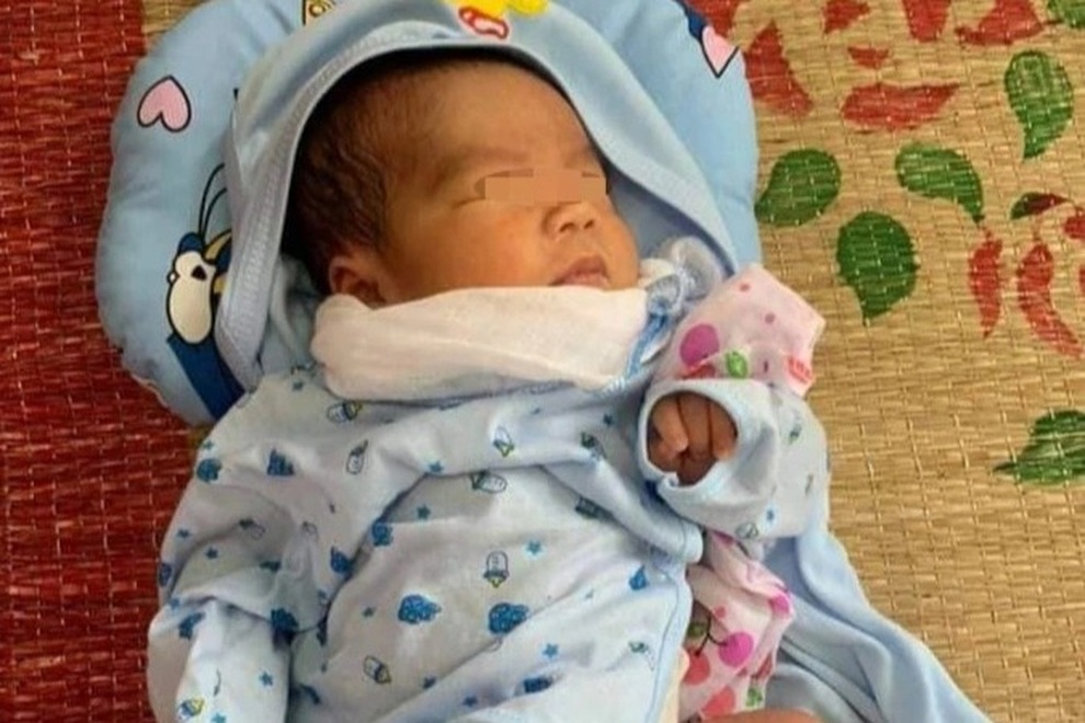 Bé trai bị bỏ rơi trong giỏ nhựa lúc nửa đêm - 1 Bé trai bị bỏ rơi trong giỏ nhựa lúc nửa đêm - 1