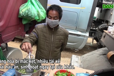 Cảnh ăn ngủ vạ vật của tài xế trong chuỗi ngày tắc biên ở Lạng Sơn