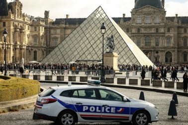 Pháp bắt thêm nghi phạm vụ trộm cổ vật hoàng gia