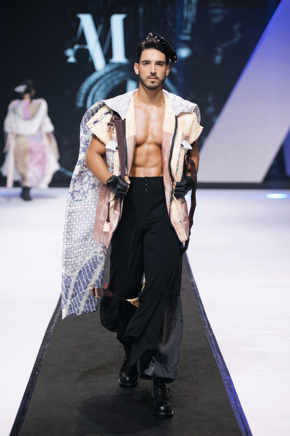 Thanh Hằng bị sốt vẫn catwalk thần thái, Lan Khuê đọ sắc với hoa hậu xứ Hàn - 7 Thanh Hằng bị sốt vẫn catwalk thần thái, Lan Khuê đọ sắc với hoa hậu xứ Hàn - 7