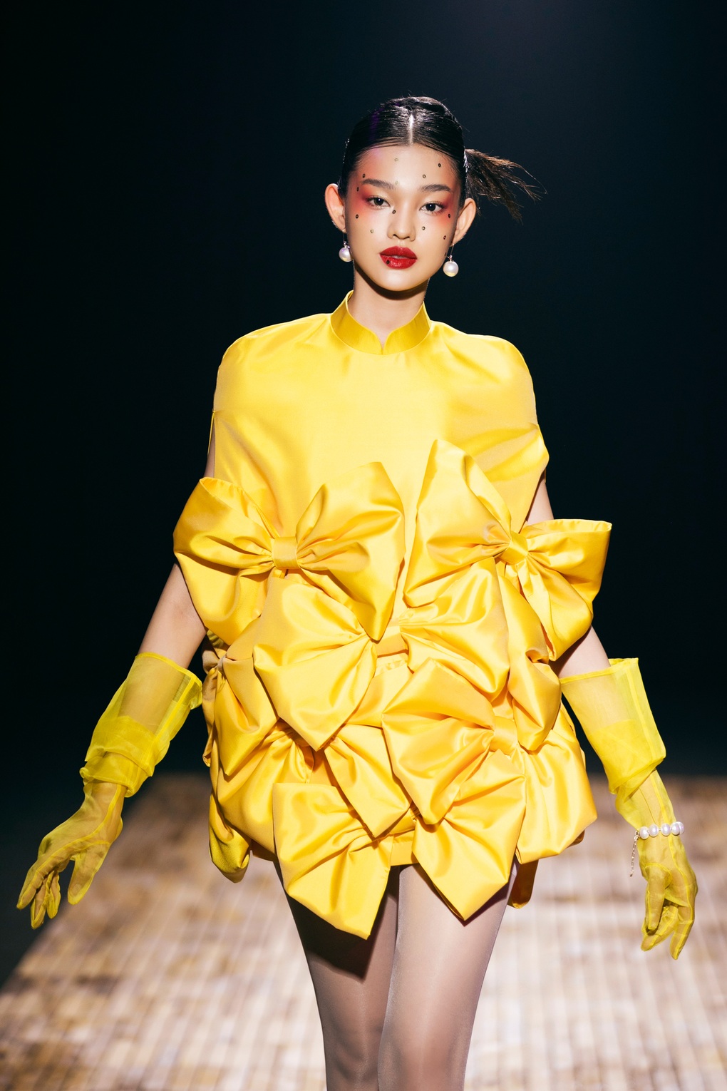 Búp bê sống Bé Quyên diện váy độc lạ, xuất hiện ấn tượng trên sàn catwalk - 6 Búp bê sống Bé Quyên diện váy độc lạ, xuất hiện ấn tượng trên sàn catwalk - 6