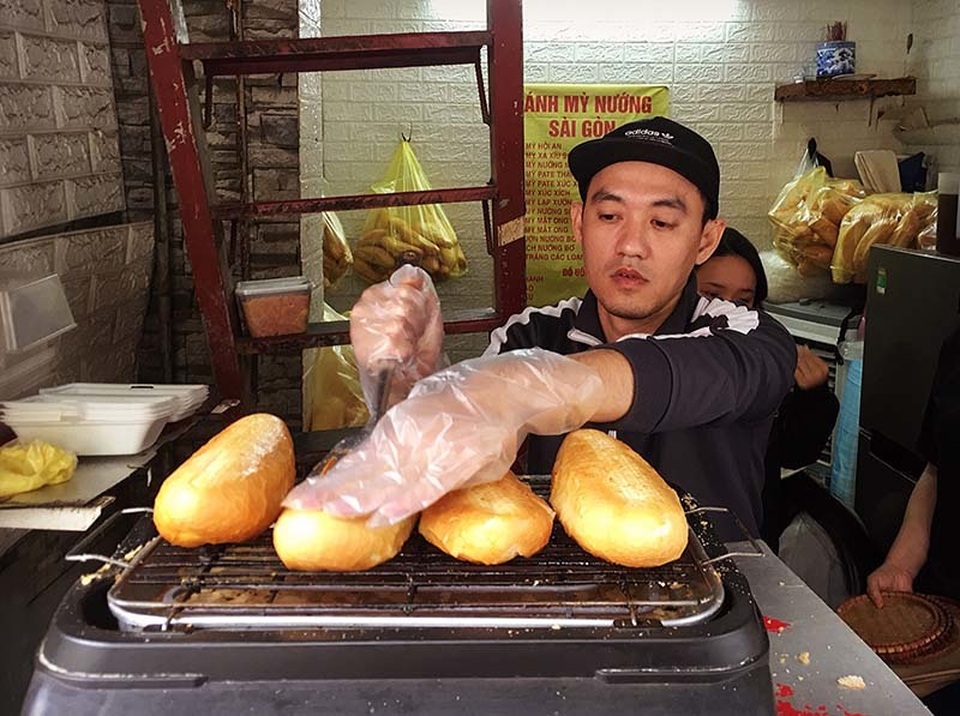 Quán bánh mì nướng muối ớt: Ngày bán 500 chiếc, xếp hàng chờ mua - 5 Quán bánh mì nướng muối ớt: Ngày bán 500 chiếc, xếp hàng chờ mua - 5