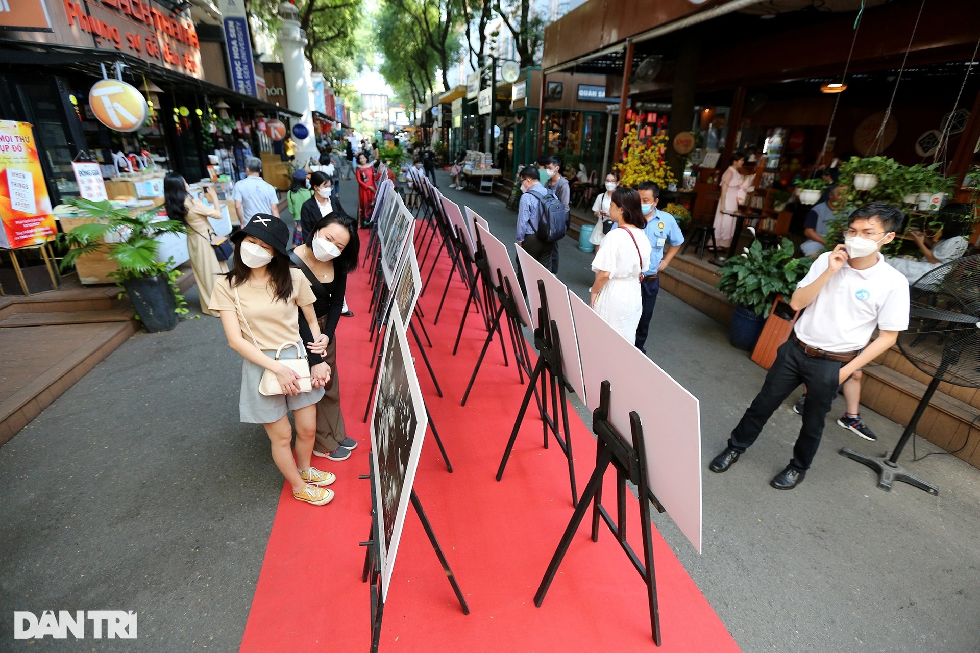 Triển lãm 22 khoảnh khắc ấn tượng của y bác sĩ tại TPHCM trong đại dịch - 4 Triển lãm 22 khoảnh khắc ấn tượng của y bác sĩ tại TPHCM trong đại dịch - 4